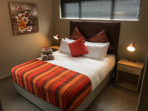 um quarto com uma cama com um urso de peluche em Karibu Self-catering Accommodation em Hermanus