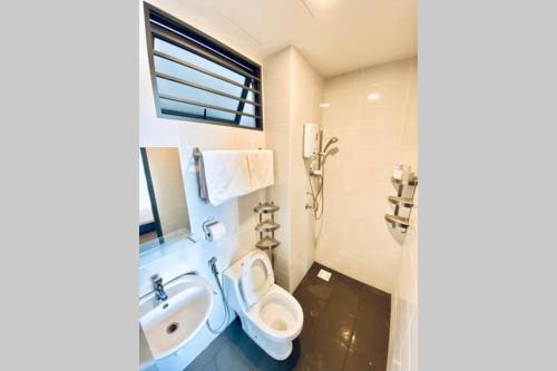 y baño con aseo y lavamanos. en Landmark Residence 1, Pool View, Free WiFi, TV-box, Free Parking, Near Kajang, Mahkota Cheras, C180, MRT en Kajang