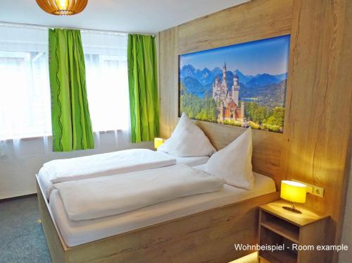 ein Schlafzimmer mit einem Bett und einem Gemälde an der Wand in der Unterkunft DORMERO Moselhotel Koblenz-Alken in Alken