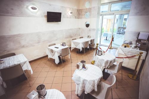 einen Blick über ein Restaurant mit Tischen und Stühlen in der Unterkunft Hotel City in Chivasso
