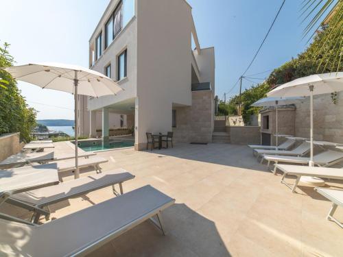 Luxury Villa Trogir 3 with private pool, jacuzzi and gym by the beach on Ciovo - Okrug Donji