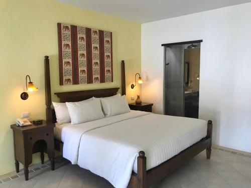 1 Schlafzimmer mit einem großen Bett und einem Badezimmer in der Unterkunft Ao Nang Colors Hotel - Aonang Beach in Ao Nang Beach