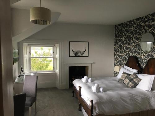 Una cama o camas en una habitación de The Colintraive