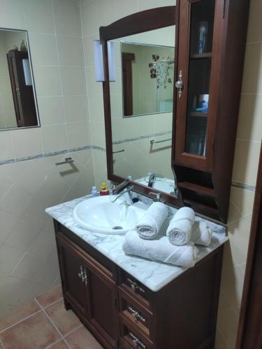 a bathroom with a sink and a mirror at Vivienda vacacional in Puerto del Rosario