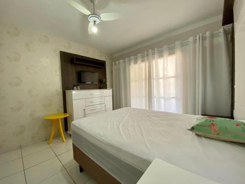 Ένα ή περισσότερα κρεβάτια σε δωμάτιο στο Apartamento temporada edifício Vila Velha