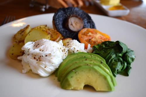 un piatto bianco di alimenti con verdure su un tavolo di Tailor Room 3 a Lincoln