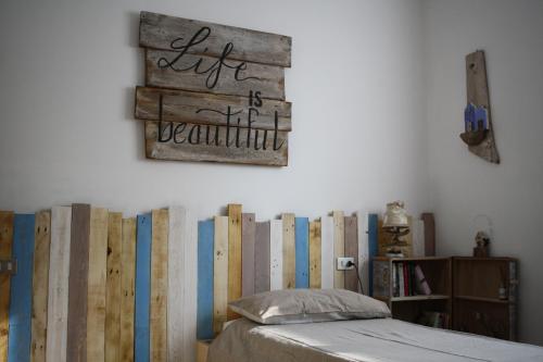 Casa vacanze in campagna في كلوسوني: غرفة نوم بسرير وجدار من الكتب