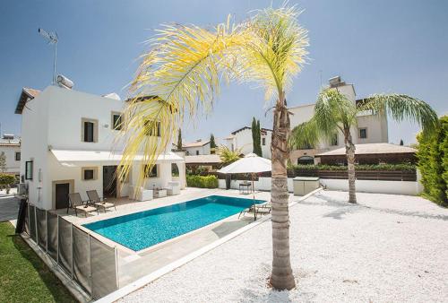 A piscina localizada em Villa Konno - Stunning 3 Bedroom Protaras Villa with Pool - Close to Konnos Beach ou nos arredores