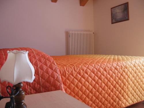 Giường trong phòng chung tại Appartamenti Arcobaleno