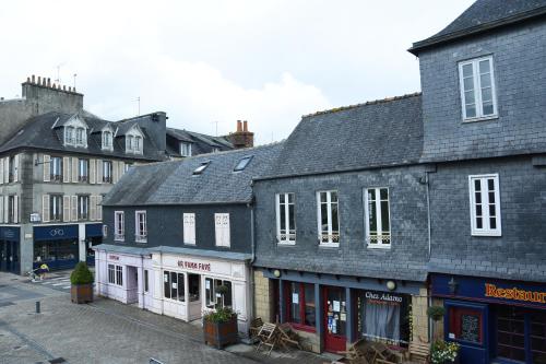 un groupe de bâtiments dans une rue urbaine dans l'établissement nuit sur le pont 3, à Landerneau