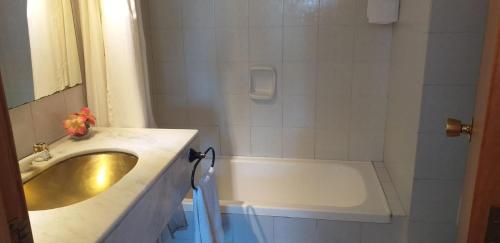 y baño con lavabo y bañera. en Edificio Alborada, en Punta del Este