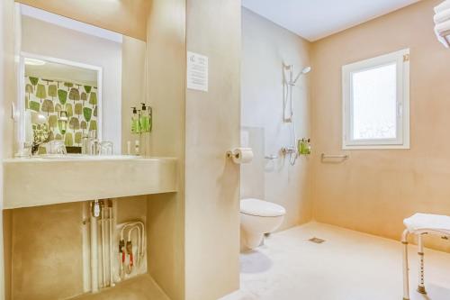 een badkamer met een wastafel en een toilet bij Hôtel & Appart-hôtel Olatua in Bidart
