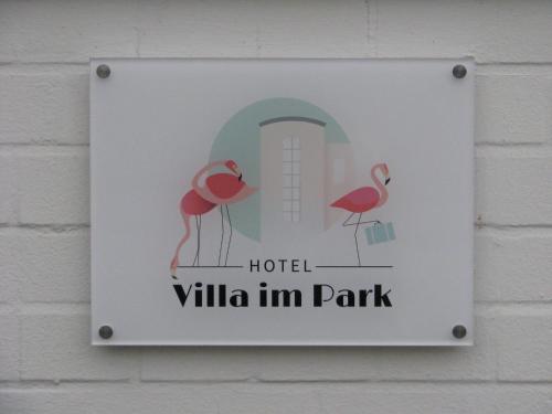 un panneau pour une villa d'hôtel Hébergement im Park dans l'établissement Hotel Villa im Park, à Düsseldorf