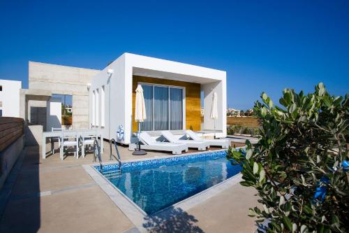 สระว่ายน้ำที่อยู่ใกล้ ๆ หรือใน Luxury Cyprus Villa Sky Villa Private Pool Sea View 1 BDR Paphos