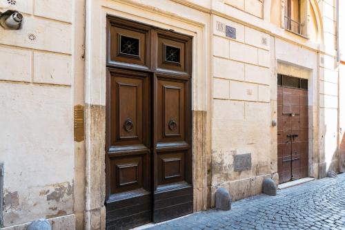 a brown door on the side of a building at Guest House o Affittacamere Magenta Fico 2 in Rome