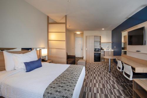 A bed or beds in a room at Microtel Inn & Suites by Wyndham Loveland