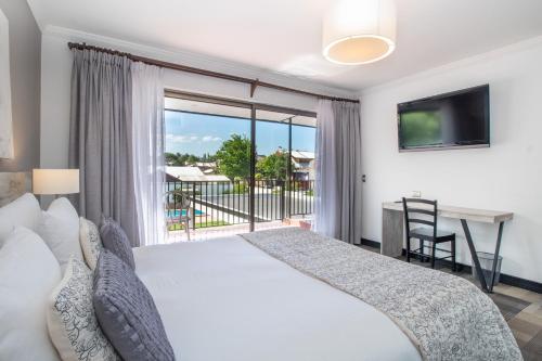 1 dormitorio con cama y ventana grande en 202 Hotel Boutique, en Angol