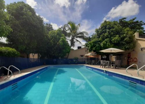 une grande piscine avec un bleu clair dans l'établissement Condominio El Portal Casa 5, à Carmen de Apicalá