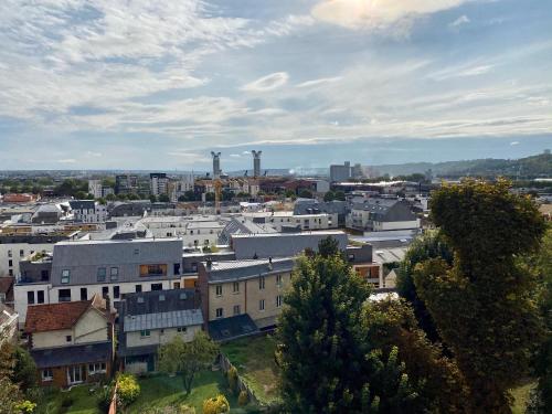 une vue aérienne sur une ville avec des bâtiments dans l'établissement L'INDUSTRIEL CHIC, 2 PIECES AVEC VU IMPRENABLE SUR ROUEN, à Rouen