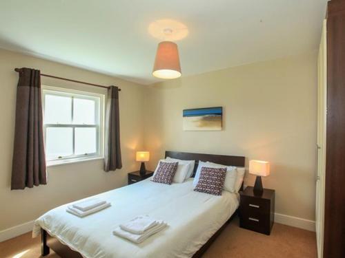 een slaapkamer met een bed met twee handdoeken erop bij Country View, Holiday Home Dungarvan, Waterford - 3 Bedrooms Sleeps 6 in Dungarvan