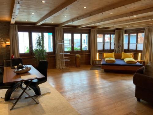 een woonkamer met een bank en een tafel bij Haus Rhätikon Mayer in Davos