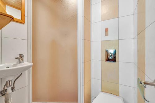y baño con ducha, aseo y lavamanos. en Penzion Horajda, en Vítkovice