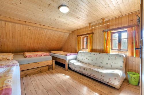 pokój z 2 łóżkami i ławką w kabinie w obiekcie Penzion Horajda w mieście Vítkovice