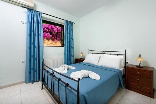 Luxury Corfu Villa Villa Lemonia Private Pool 5 BDR Dassia房間的床
