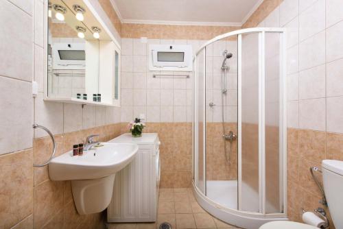 Een badkamer bij Luxury Corfu Villa Villa Jasmine Private Pool 4 BDR Dassia
