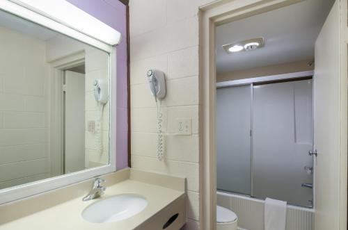 y baño con lavabo, espejo y ducha. en Americas Best Value Inn Wytheville, en Wytheville