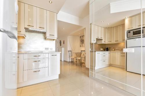 eine große Küche mit weißen Schränken und Geräten in der Unterkunft Luxury apartment Altamira in Adeje