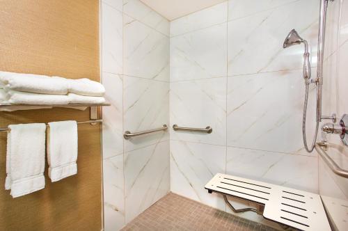 Ett badrum på Holiday Inn Express Berea, an IHG Hotel