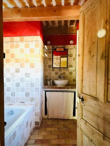 une salle de bain avec une baignoire et un lavabo dans l'établissement Le Jas des Cimes, Maison de hauts vols, à Mison