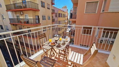 een balkon met een tafel en stoelen op een balkon bij Luxury City Center Apartment by NRAS in Alicante