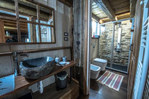 ein Badezimmer mit Waschbecken und Toilette in der Unterkunft B&B LA VILLE CHAMOIS in Chamois