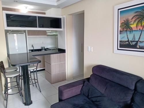 sala de estar con sofá y cocina en Residencial Camila 207, en Florianópolis