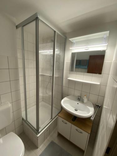 ein Bad mit einer Dusche, einem Waschbecken und einem WC in der Unterkunft 1 Zimmer City Appartement mit Balkon in Göttingen