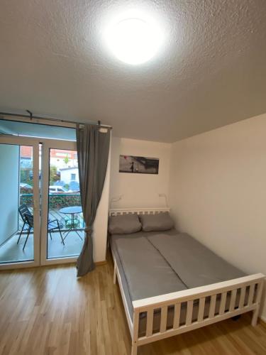 ein kleines Schlafzimmer mit einem Bett und einem Balkon in der Unterkunft 1 Zimmer City Appartement mit Balkon in Göttingen