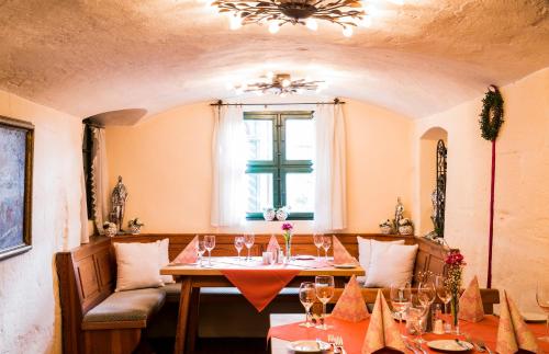 a dining room with a table and chairs and a window at DER SCHWAN Hotel & Restaurant in Schwanstetten