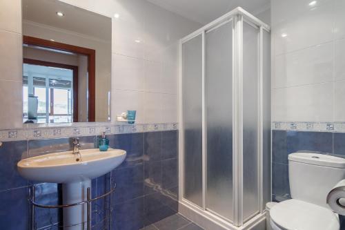 a bathroom with a sink and a shower and a toilet at Amplio y Luminoso sobre la Ría de Barakaldo in Barakaldo