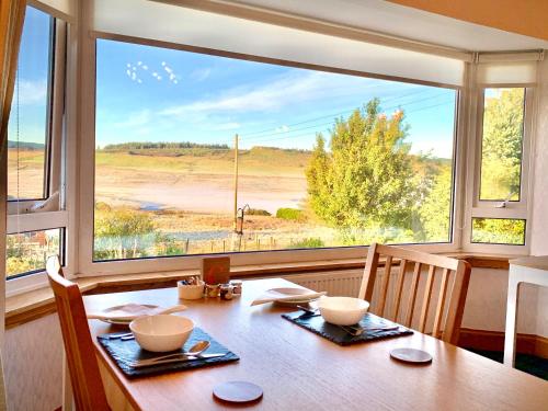 Restoran atau tempat makan lain di Blacksmith holiday cottage near Portree in central Skye