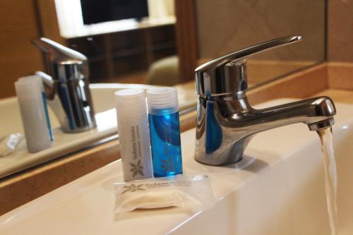 ein Waschbecken mit Zahnbürste und Zahnpasta drauf in der Unterkunft Hotel Solans Riviera in Rosario