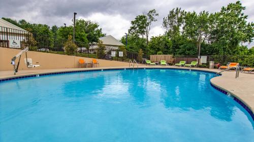a large pool with blue water in a hotel at Holiday Inn Knoxville N - Merchant Drive by IHG in Knoxville