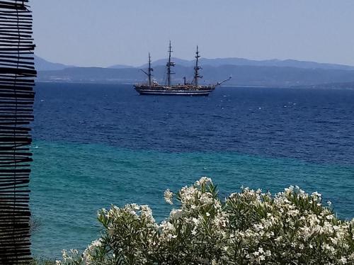 un barco en el océano con reconocimiento en Appartamenti al mare, en SantʼAntìoco