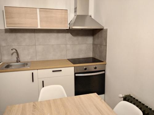 Il comprend une petite cuisine équipée d'un évier et d'une cuisinière. dans l'établissement Apartamento en la Molina, à La Molina