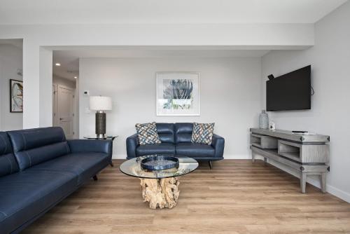 a living room with a blue couch and a table at Escape Coastal Resort on Casey Key in Nokomis