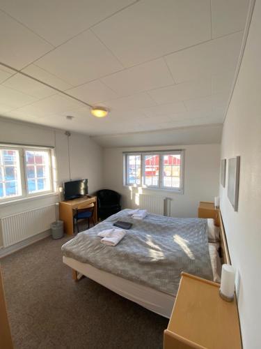 Un pat sau paturi într-o cameră la Hotel Disko Island