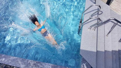 Bazén v ubytování COSI Samui Chaweng Beach - SHA Plus nebo v jeho okolí