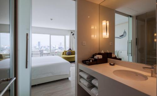 A bathroom at Centara Watergate Pavillion Hotel Bangkok - SHA Extra Plus Certified