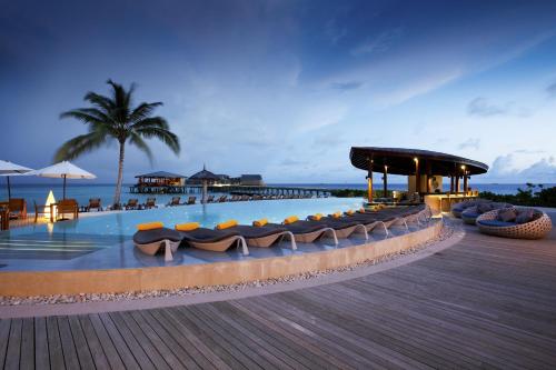 Bazén v ubytování Centara Ras Fushi Resort & Spa Maldives - 50 percent discount on transfers for min 4 nights stay and more, valid for reservations between 11th Feb till 22 Dec 2025 nebo v jeho okolí